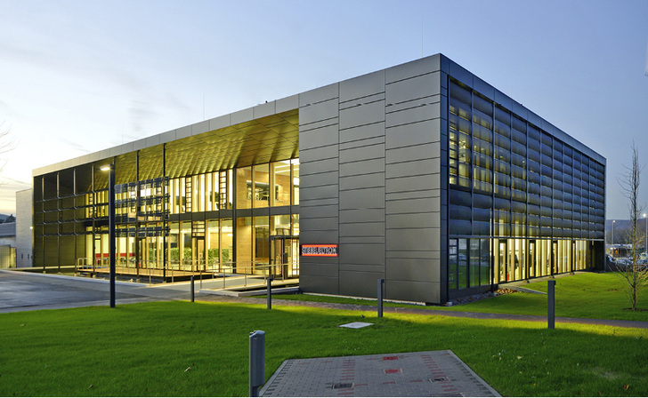 <p>
</p>

<p>
<span class="GVAbbildungszahl">1</span>
 EnergyCampus – Gebäude der Zukunft und permanenter Technologietransfer für Fachpartner und Besucher. 
</p> - © Stiebel Eltron

