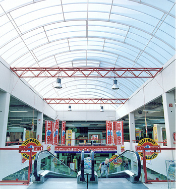 



1
 In Verkaufsstätten ab 1000 m
2
 Fläche ist der Einbau qualifizierter RWA vorgeschrieben. Die im Baurecht für kleinere Flächen benannten Regeln zur Rauchabführung können bei einem Brandereignis eine stabile raucharme Schicht im unteren Gebäudebereich nicht sicherstellen.
