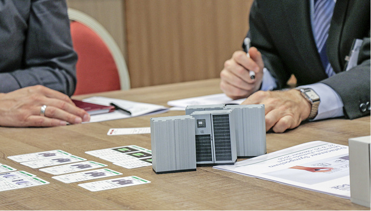 



1
 Planspiel Rechenzentrum: Beim Datacenter Symposium sitzen Planer, Hersteller und Betreiber an einen Tisch. Ziel des Workshops ist es, auf spielerische Weise Best-Practice-Möglichkeiten für die Kühlung eines Rechenzentrums gemeinsam zu erarbeiten. 
