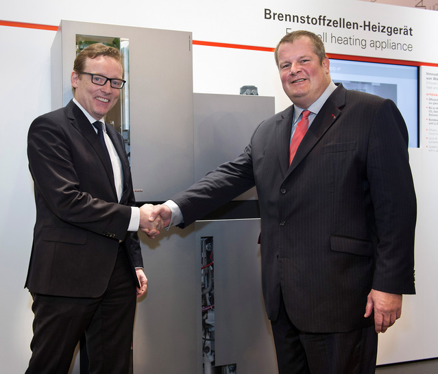 Besiegelten die Zusammenarbeit: Dr. Ludwig Möhring, Vertriebs-Geschäftsführer der Wingas GmbH (links), und Dr. Frank Voßloh, Geschäftsführer der Viessmann Deutschland GmbH. - © Christian Nielinger
 Besiegelten die Zusammenarbeit: Dr. Ludwig Möhring, Vertriebs-Geschäftsführer der Wingas GmbH (links), und Dr. Frank Voßloh, Geschäftsführer der Viessmann Deutschland GmbH.