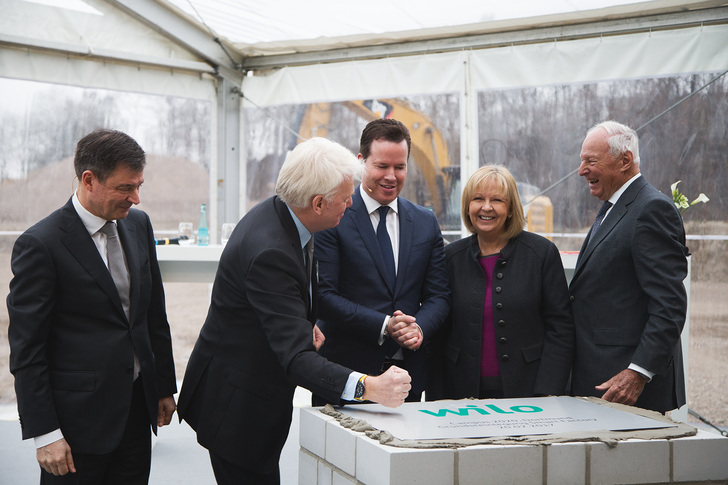 Grundsteinlegung (v. l.): Wilo-Bauvorstand Dr. Markus Beukenberg, Dortmunds Oberbürgermeister Ullrich Sierau, Wilo-Vorstandsvorsitzender Oliver Hermes, NRW-Ministerpräsidentin Hannelore Kraft und Jochen Opländer, Ehrenvorsitzender des Wilo-Aufsichtsrats. - © Wilo
 Grundsteinlegung (v. l.): Wilo-Bauvorstand Dr. Markus Beukenberg, Dortmunds Oberbürgermeister Ullrich Sierau, Wilo-Vorstandsvorsitzender Oliver Hermes, NRW-Ministerpräsidentin Hannelore Kraft und Jochen Opländer, Ehrenvorsitzender des Wilo-Aufsichtsrats.