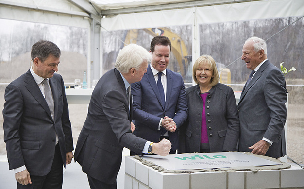 



Grundsteinlegung (v. l.): Wilo-Bauvorstand Dr. Markus Beukenberg, Dortmunds Oberbürgermeister Ullrich Sierau, Wilo-Vorstandsvorsitzender Oliver Hermes, NRW-Ministerpräsidentin Hannelore Kraft und Jochen Opländer, Ehrenvorsitzender des Wilo-Aufsichtsrats. 
