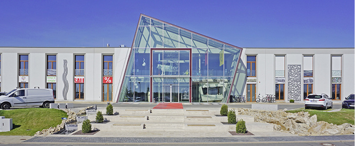 



1
 Arbeitsraum mit besonderem Charakter: Das Verwaltungsgebäude der Saller Unternehmensgruppe, von den Mitarbeitern auch „House of Inspiration“ genannt, dient potenziellen Shop-Mietern als Anschauungsobjekt für die mögliche Ausstattung. 
