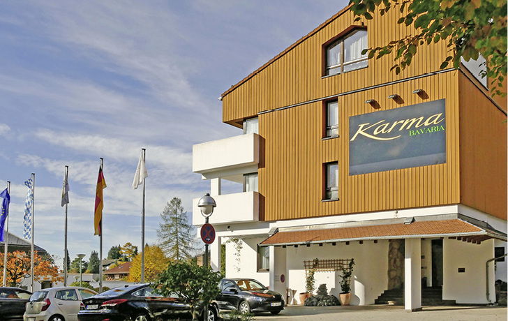 <p>
</p>

<p>
<span class="GVAbbildungszahl">1</span>
 Das ehemalige Hotel Alpenclub in Schliersee heißt seit 2015 Karma Bavaria. Energetisch ist die Bausubstanz auf dem Stand der 1970er-Jahre, doch eine nachträgliche Wärmedämmung erwies sich als unwirtschaftlich. Stattdessen entschied sich der Eigentümer für eine energetische Modernisierung der Heizzentrale mit BHKW und zwei Gas-Brennwertheizkesseln. 
</p> - © Wolf Heiztechnik, Mainburg

