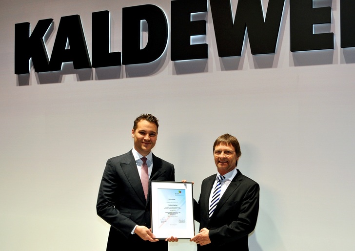 BTGA-Hauptgeschäftsführer Günther Mertz (rechts) überreicht Franz Kaldewei die Mitgliedsurkunde des BTGA.