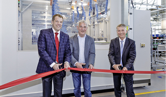 
Offizielle Einweihung der neuen Wärmepumpenlinie: Dr. Carsten Voigtländer, Vorsitzender der Geschäftsführung der Vaillant Group, Raimund Heuser, Gesamtbetriebsratsvorsitzender und Lutz Forßmann, Werksleiter Remscheid. 



