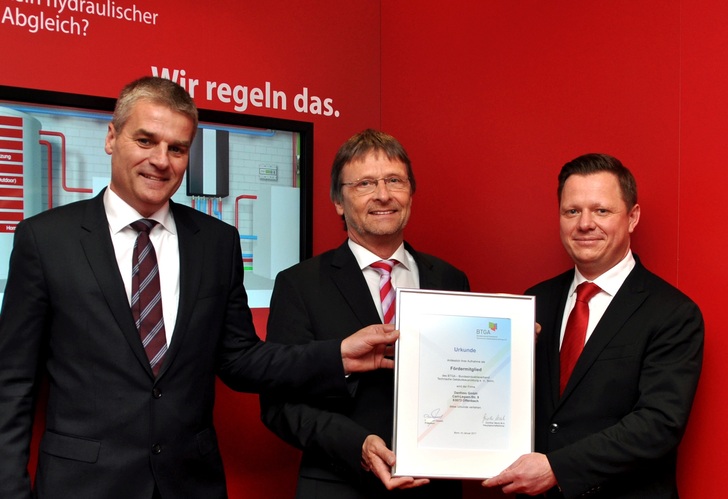 BTGA-Hauptgeschäftsführer Günther Mertz (Mitte) überreicht während der ISH 2017 Christian Beckmann, Head of Central Europe Region, Danfoss GmbH Heating Segment (rechts), und Lars Tveen, Danfoss-Präsident, Heating Segment, die Mitgliedsurkunde des BTGA.