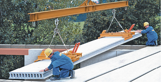 



Dennert: Setzen eines Spannbetondecken-Elements. 
