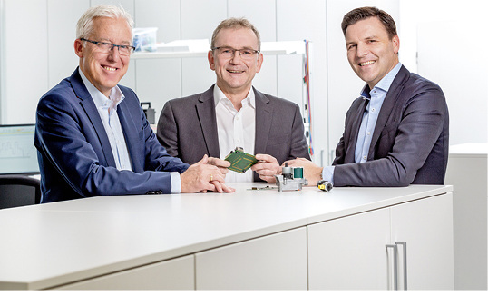 



Die Köpfe des Entwicklungszentrums (v. l.): Hans-Joachim Klink, Leiter Plattformentwicklung in Landshut, Stephan Wald, Entwicklungsleiter Heizwärme in Osnabrück, und Stefan Brandl, Vorsitzender der Gruppengeschäftsführung der ebm-papst Gruppe. 
