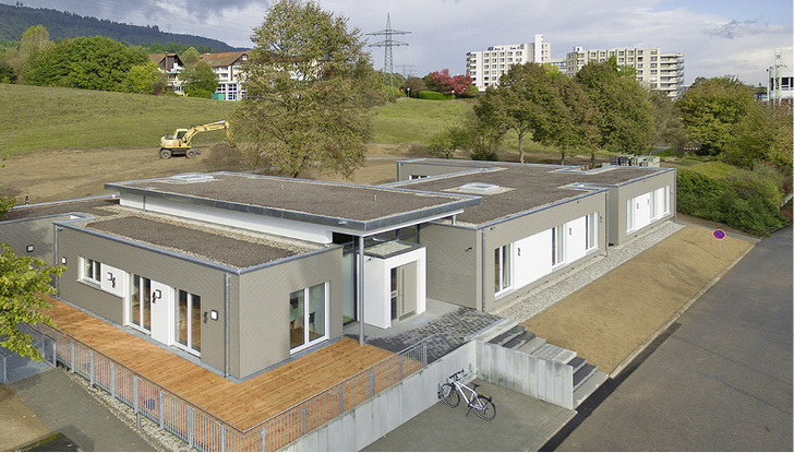 



1
 In kreativer Modulbauweise errichtet: die neue Tagesklinik für Suchtkranke in Bad Säckingen. Insgesamt neun werksseitig von SchwörerHaus vorgefertigte Module bilden die U-förmig angelegte, eingeschossige Tagesklinik. 
