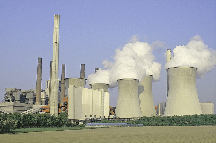 



1
 Fernwärme macht es möglich: Selbst ein Braunkohle-Kraftwerk mit hohen CO
2
-Emissionen wartet mit einem Primärenergiefaktor von 0,7 auf.
