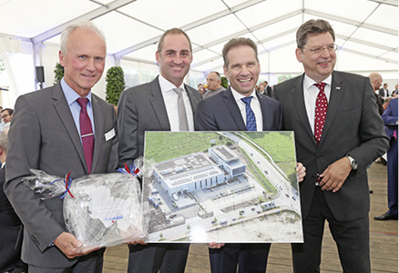 



Im Beisein von Wirtschaftsminister Reinhard Meyer (rechts): Willkommensgeschenke zur Eröffnung des neuen Condair-Standorts in Norderstedt von Dr. Bernd Bösche (WTSH) und Marc Mario Bertermann (EGNO) an Condair-CEO Oliver Zimmermann (v.l.).
