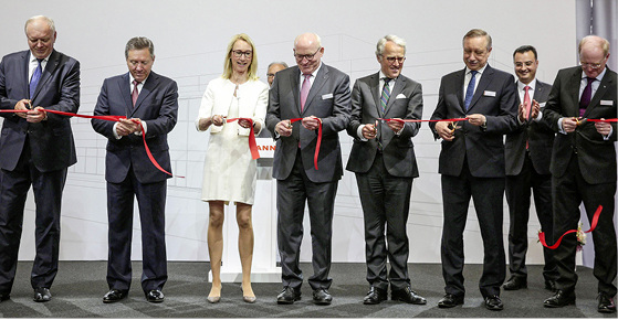 



Offizielle Einweihung der Industriekessel-Fertigung in Lipetsk (v. l.): Ivan Koschelev, Generaldirektor der SWZ, Oleg Korolov, Gouverneur des Lipetsker Gebietes, Annette Viessmann, Prof. Dr. Martin Viessmann, Präsident des Verwaltungsrates, Rüdiger von Fritsch, Botschafter der Bundesrepublik in Russland, Dr. Alexander Begliov, Vertreter des Präsidenten in Zentralrussland und Joachim Janssen, CEO der Viessmann Group. 
