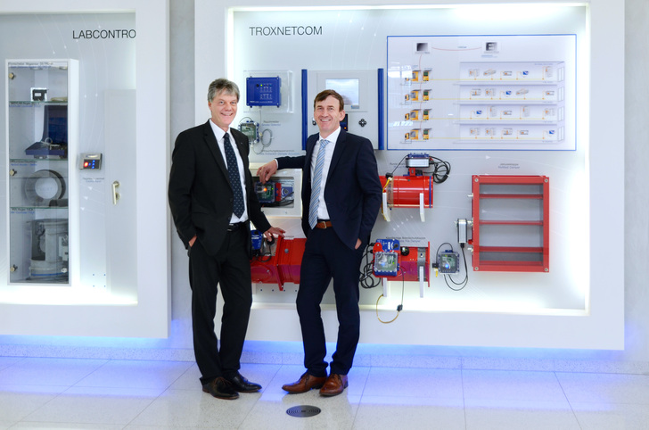 Norbert Heger (rechts), Geschäftsführer der Trox HGI GmbH, und Michael Buschmann übernehmen die Leitung der Trox Service GmbH & Co. KG. - © Trox
