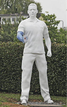 <p>
</p>
<p>
Helden-Statue am Eingang des Junkers-Bosch-Werksgeländes in Wernau. 
</p> - © Junkers Bosch
 
Helden-Statue am Eingang des Junkers-Bosch-Werksgeländes in Wernau.