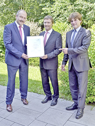 <p>
</p>

<p>
Übergabe der Mitgliedsurkunde: Joachim Maiworm (Kemper), Günther Mertz (BTGA), Ulrich Petzolt (Kemper). 
</p> - © Tuschy / BTGA

