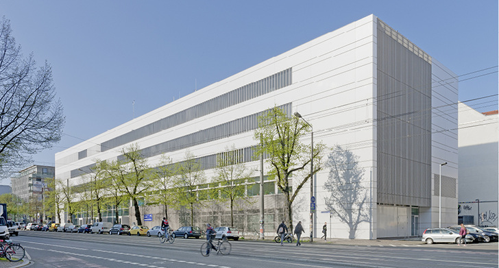 



1
 Der kubische Neubau des Instituts- und Laborgebäudes Maschinen- und Energietechnik der HTWK Leipzig fügt sich harmonisch in die vorwiegend gründerzeitlich geprägte Umfeldbebauung ein. 
