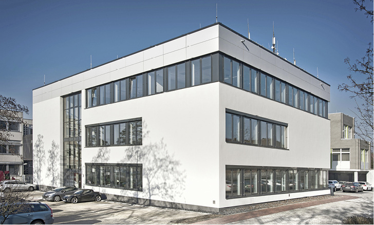 



1
 Komplett energetisch modernisiert: Gebäude II des sechsteiligen Schulkomplexes des Das Bundestechnologiezentrum für Elektro- und Informationstechnik (BFE) in Oldenburg. Das BFE empfängt jährlich etwa 5000 Seminarteilnehmer auf 3000 m
2
 Schulungsfläche. 
