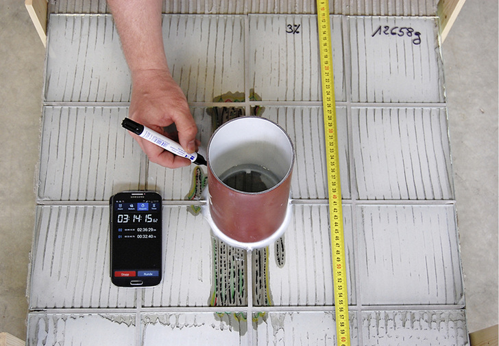 <p>Bild 1  In Versuchsreihen mit Glasfliesen konnte das Österreichische Forschungsinstitut in Wien nachweisen, dass unter Fliesen eingedrungenes Wasser weder in Richtung eines Gefälles abfließt, noch sich über eine zweite Entwässerungsebene entsorgen lässt.</p> - © OFI