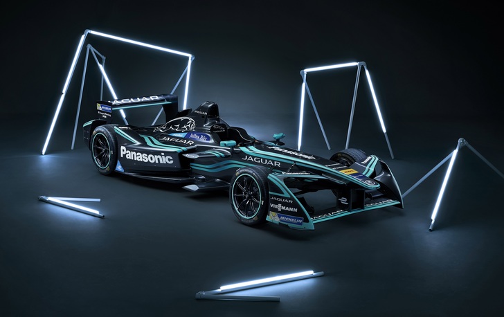 Mit dem Viessmann-Schriftzug auf dem Panasonic Jaguar Racing I-TYPE 2 will das Unternehmen das Profil seiner Marke weiter schärfen und seinen innovativen Produkten eine neue Plattform geben.