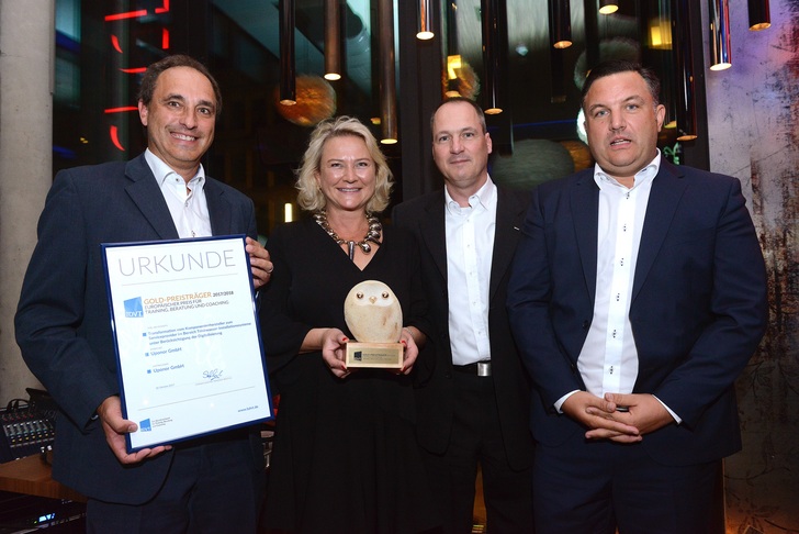 Nahmen für Uponor den Europäischen Preis für Training, Beratung und Coaching in Köln entgegen (v.l.): Sven Petersen, Referent Uponor Academy; Claudia Feuchter, Uponor Personalentwicklung; Dirk Schulze, Referent Uponor Academy; Michael A. Heun, Leiter Uponor Academy DACH.