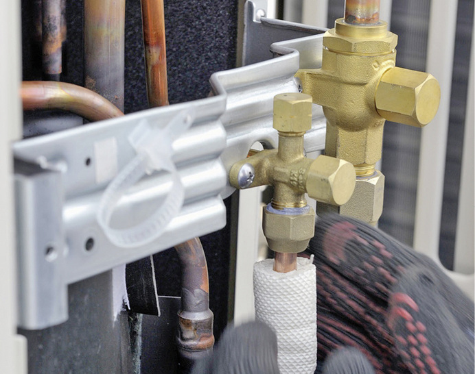 



1
 Oft wurden und werden Hoffnungen auf ein „Wunderkältemittel“ geschürt – ohne Potenzial zum Abbau der Ozonschicht, ohne Treibhauseffekt, 100 % natürlich, nicht brennbar und nicht giftig. Tatsächlich gibt es ein solches Kältemittel bisher nicht. 
