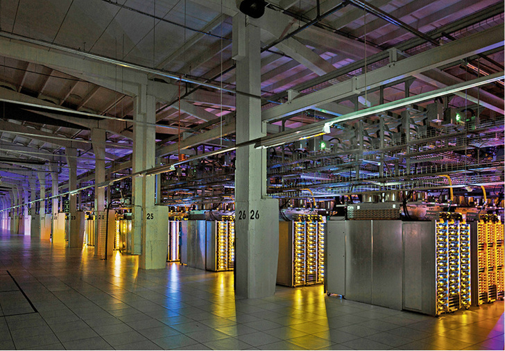 



1
 Energieeffizientes Rechenzentrum von Google in einer ehemaligen Papierfabrik. Hier wurde ein besonderer Standortvorteil genutzt. Das Internet der Dinge und auch der autonome Verkehr werden nach Aussagen vieler Experten auch zu einem Bedarf an sehr vielen kleinen und in der Fläche verteilten Rechenzentren führen. 
