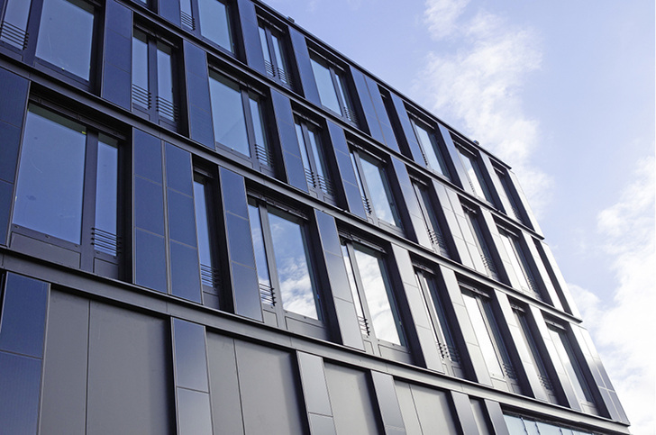 



1
 Gebäudeintegrierte Photovoltaik: CIGS-Dünnschichtmodule an der Fassade des ZSW-Institutsgebäudes in Stuttgart. 

