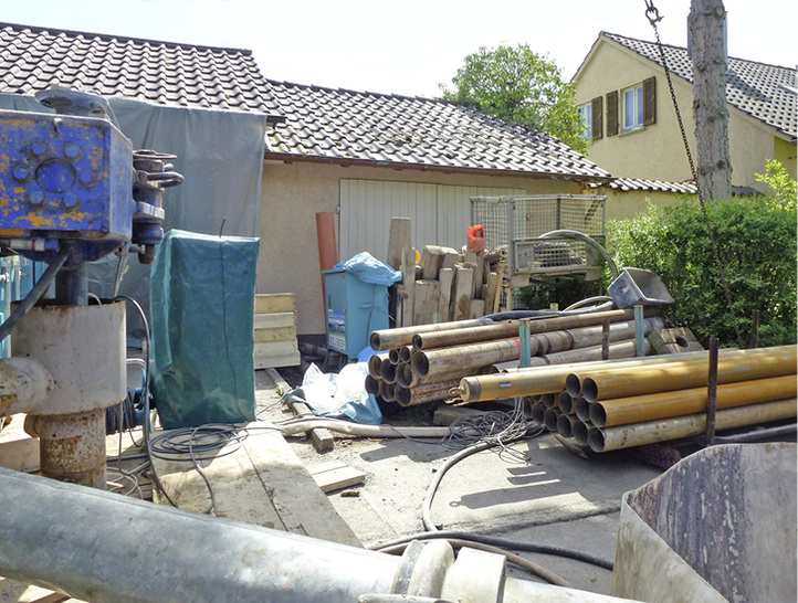 
1
 Schludrigkeiten und fehlendes Know-how führten in Baden-Württemberg zu einer Häufung von Schäden durch Erdwärmesonden. Aber nicht nur hier. Ein internationales Expertenteam aus zwölf Ländern analysiert zahlreiche Schadensfälle und stellt die gewonnenen Erkenntnisse allen am Markt Beteiligten zur Verfügung. 



