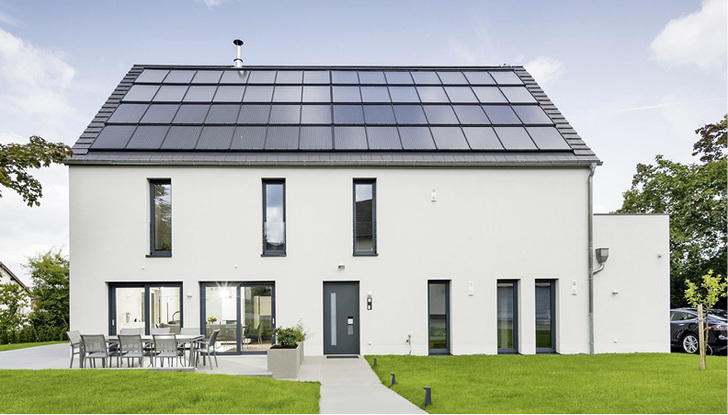 <p>
</p>

<p>
<span class="GVAbbildungszahl">1</span>
 Das Süddach des Sonnenhauses von Familie Gemeinhardt ist komplett mit Solarkollektoren und PV-Modulen bedeckt. Für die bestmögliche Eigenversorgung hat es eine Neigung von 49°. 
</p> - © Sonnenhaus-Institut / Udo Geisler

