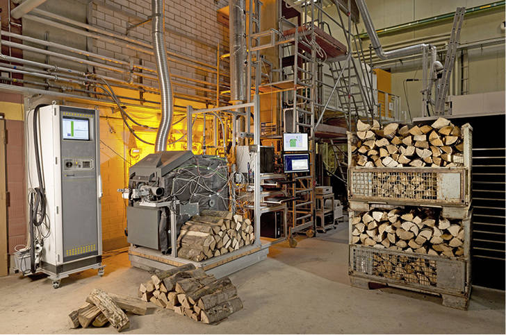 <p>
</p>

<p>
<span class="GVAbbildungszahl">1</span>
 Das Fraunhofer-Institut für Bauphysik entwickelte und erprobte ein völlig neues Verbrennungskonzept für Holz-Vergaserheizkessel. Das dreistufige Verbrennungssystem kommt ohne kostenintensive Sekundärmaßnahmen aus.
</p> - © Dr. Mohammad Aleysa / IBP

