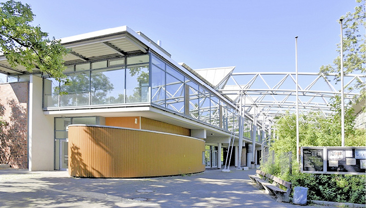 



1
 Dreifeldsporthalle im Werner-Seelenbinder-Sportpark in Berlin-Neukölln. Die Untersuchungsergebnisse von Wasserproben zeigten hin und wieder grenzwertige Befunde, die wahrscheinlich in direktem Zusammenhang mit dem geringen Wasserwechsel standen. 
