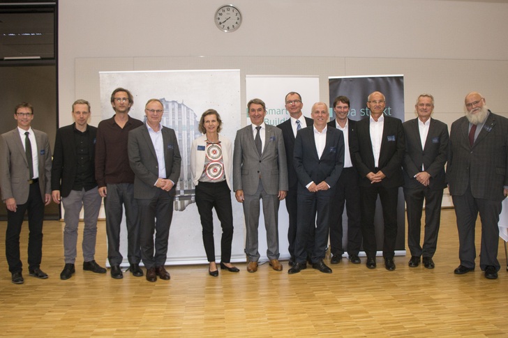 Die Stiftung “Smart Building“ unterstützt den neuen Studiengang zunächst über fünf Jahre mit zwei Stiftungsprofessuren. In der Mitte im grauen Anzug Vorstandsvorsitzender Günter Carpus, ganz rechts FH-Aachen-Rektor Prof. Dr. Marcus Baumann.