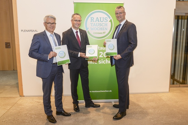Mainova-Vorstand Dr. Constantin H. Alsheimer (rechts) übergibt im Hessischen Landtag den Ergebnisbericht der Raustauschwochen an die Abgeordneten Dirk Landau (links) und Heiko Kasseckert.