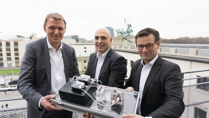 Wollen die größte Batterie der Welt in Salzkavernen bauen (v.l.) Peter Schmidt (EWE Gasspeicher), Prof. Dr. Ulrich S. Schubert (Uni Jena) und Ralf Riekenberg (EWE Gasspeicher). - © EWE Gasspeicher
