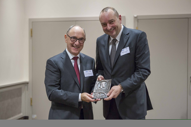 BTGA-Präsident Hermann Sperber überreicht Prof. Dr.-Ing. Ulrich Pfeiffenberger (links) die Hermann-Rietschel-Plakette.