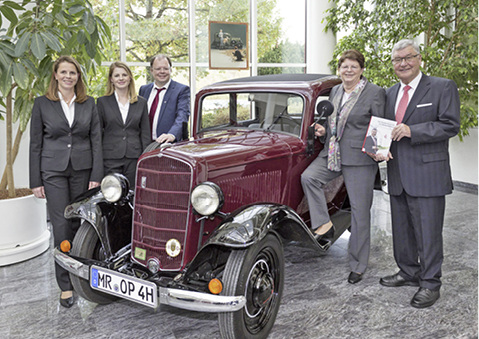 <p>
</p>

<p>
Ein Highlight der Ausstellung „70 Jahre Roth – historische Meilensteine“ ist ein Opel P4, wie ihn der Unternehmensgründer Heinrich Roth für Geschäftsreisen nutzte. Von links: Christin Roth-Jäger, Dr. Anne-Kathrin Roth, Claus-Hinrich Roth, Heike und Manfred Roth. 
</p> - © Roth Werke

