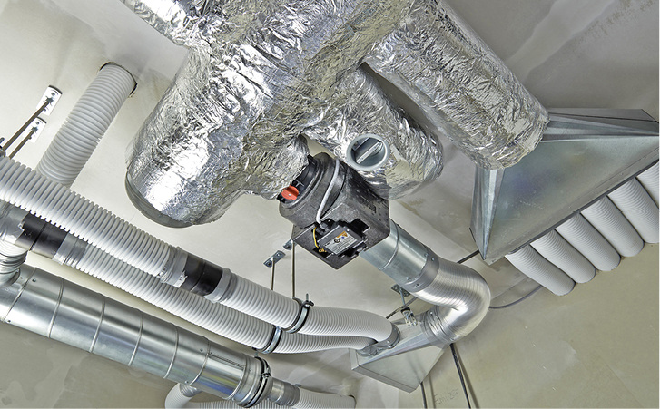 



1
 Die Installation der Luftheizung Genius ist nahezu identisch zu der einer konventionellen zentralen Wohnungslüftung. Einzige Unterschiede: Die wärmeführenden Rohre sind etwas größer und müssen isoliert werden. Zusätzlich wird ein Kanal für die Sekundärluft verlegt. 
