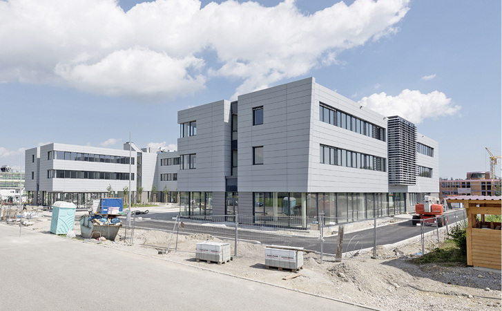 <p>
</p>

<p>
<span class="GVAbbildungszahl">1</span>
 Blauer Himmel über dem neuen Verwaltungsbau der Santo Service GmbH in Holzkirchen: Sonnenschutz, Klimatisierung und Lüftung des Objekts sind exakt auf die äußeren und inneren Bedingungen abgestimmt. 
</p> - © Viega

