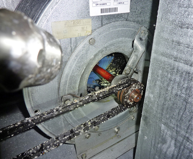 



1
 Schimmelbefall in einer Ventilatorkammer. Die VDI-6022-Richtlinien haben in den letzten zwei Jahrzehnten maßgeblich zu einem ganz neuen Bewusstsein für die Hygiene in RLT-Anlagen beigetragen. Mit dem überabeiteten Blatt 1 müssen sich Anlagenplaner, -hersteller und -betreiber nun auf zahlreiche Änderungen und Neuerungen einstellen. 
