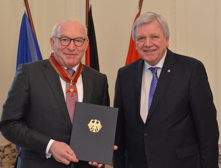 Martin Viessmann (links) wurde vom hessischen Ministerpräsidenten Volker Bouffier mit dem Großen Verdienstkreuz des Verdienstordens der Bundesrepublik Deutschland geehrt. - © Hessische Staatskanzlei
