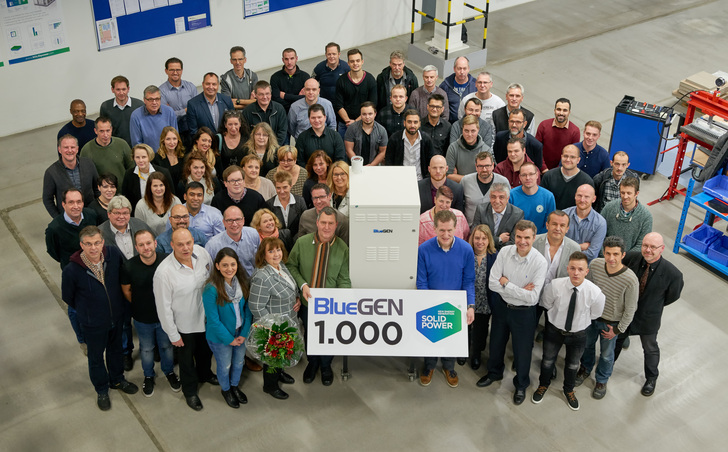 Die Heinsberger Belegschaft des Brennstoffzellenherstellers Solidpower freut sich: Im Dezember 2017 hat sie den tausendsten Bluegen produziert. - © Solidpower
