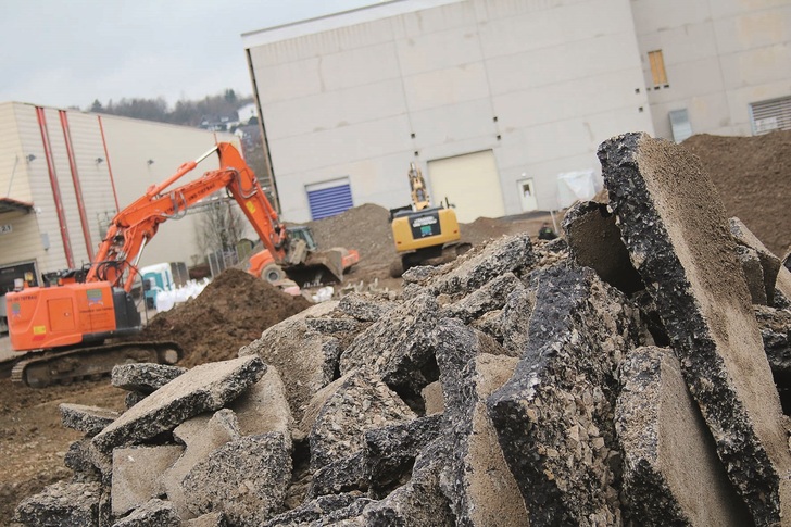 Die Bagger rollen. Die Arbeiten zum zweiten Bauabschnitt für das Kemper-Werk 3 in Olpe sind im Dezember 2017 gestartet. Mitte 2019 soll die Inbetriebnahme beginnen.
