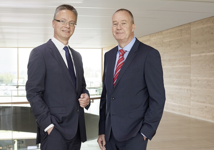 Die Stiebel-Eltron-Geschäftsführer Kai Schiefelbein und Nicholas Matten (v.l.) freuen sich über einen Rekordumsatz von über 500 Mio. Euro im Jahr 2017. - © Stiebel Eltron
