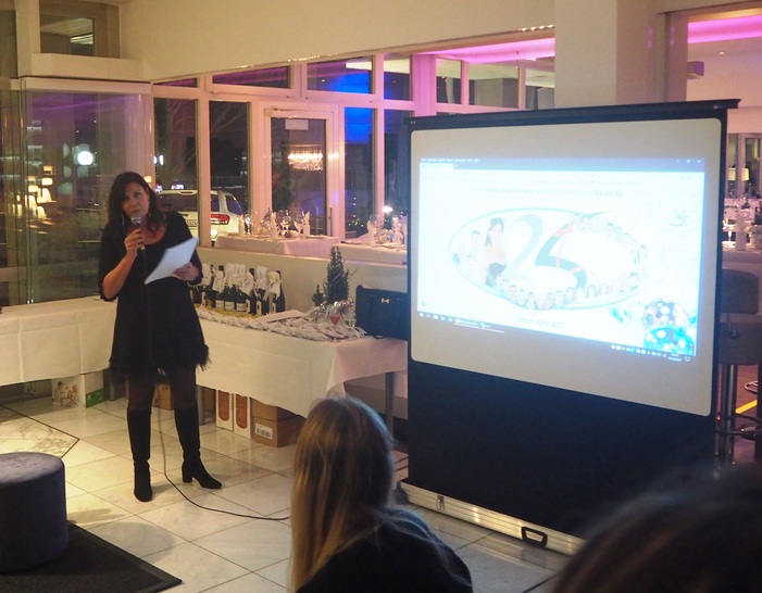 Geschäftsführerin Isabell Walter begrüßt die Cool-Italia-Mitarbeiter zur Weihnachtsfeier und zum 25jährigen Jubiläum.