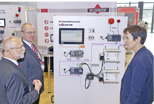 



Klaus Gebert (links) und Gerhard Stelzer, beide Mitarbeiter Technik und Vertrieb bei Wildeboer, übergeben die Musterwand mit dem Wildeboer-Net an Dipl.-Ing. Cynthia Tschentscher, Leiterin der Produktgruppe Brandschutz bei Eipos.
