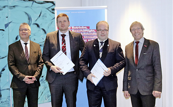 



Martin Pagel und Arnd Bürschgens wurden als erste Sachverständige für Trinkwasserhygiene vereidigt. (v. l.: Christian Berg, stellvertretender Hauptgeschäftsführer der Handwerkskammer Mannheim, Martin Pagel, Arnd Bürschgens und Alois Jöst, Präsident der Handwerkskammer Mannheim). 
