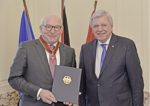 <p>
</p>

<p>
Martin Viessmann (links) wurde vom hessischen Ministerpräsidenten Volker Bouffier mit dem Großen Verdienstkreuz des Verdienstordens der Bundesrepublik Deutschland geehrt. 
</p> - © Viessmann Werke

