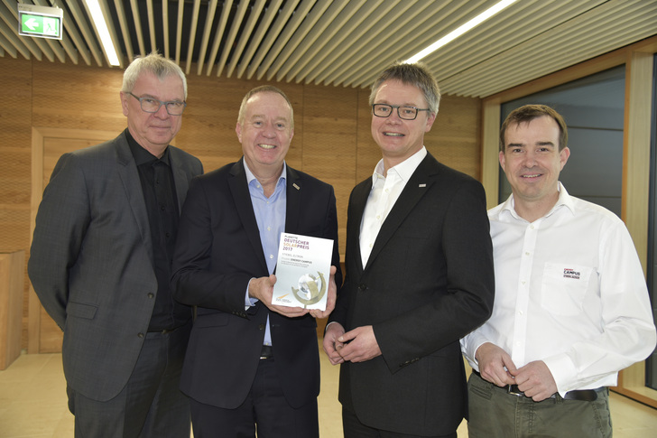 Architekt Günter Schleiff überreichte Urkunde und Plakette der Auszeichnung für den Energy Campus an die Stiebel-Eltron-Geschäftsführer Nicholas Matten und Kai Schiefelbein sowie den Leiter Energy Campus, Frank Röder (v.l.).