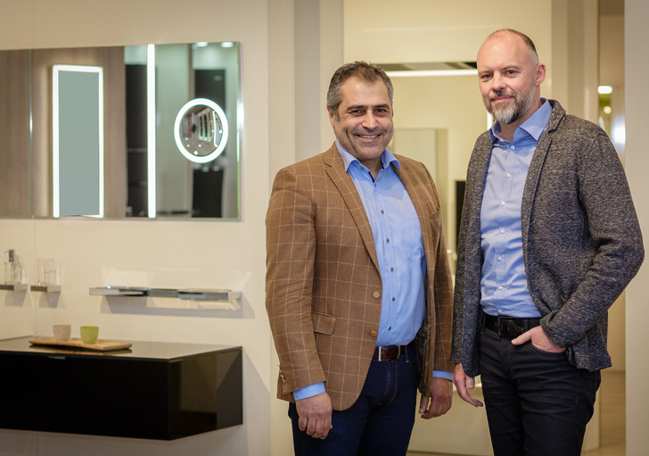 Mit dem Erwerb von Fraas Spiegel stärkt emco Bad die Marktposition beider Unternehmen im Bereich hochwertiger Rasier- und Kosmetikspiegel (v.l.): Michael Kleber, Geschäftsführer emco Bad und Stilianos Pasalidi, Geschäftsführer Fraas Spiegel. - © emco Bad
 Mit dem Erwerb von Fraas Spiegel stärkt emco Bad die Marktposition beider Unternehmen im Bereich hochwertiger Rasier- und Kosmetikspiegel (v.l.): Michael Kleber, Geschäftsführer emco Bad und Stilianos Pasalidi, Geschäftsführer Fraas Spiegel.